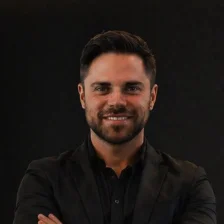 Luc Smeets lanceert jouw CoreLaunch Portretfoto Luc Smeets, oprichter aiMarketeer en marketing-professional voor recruitment